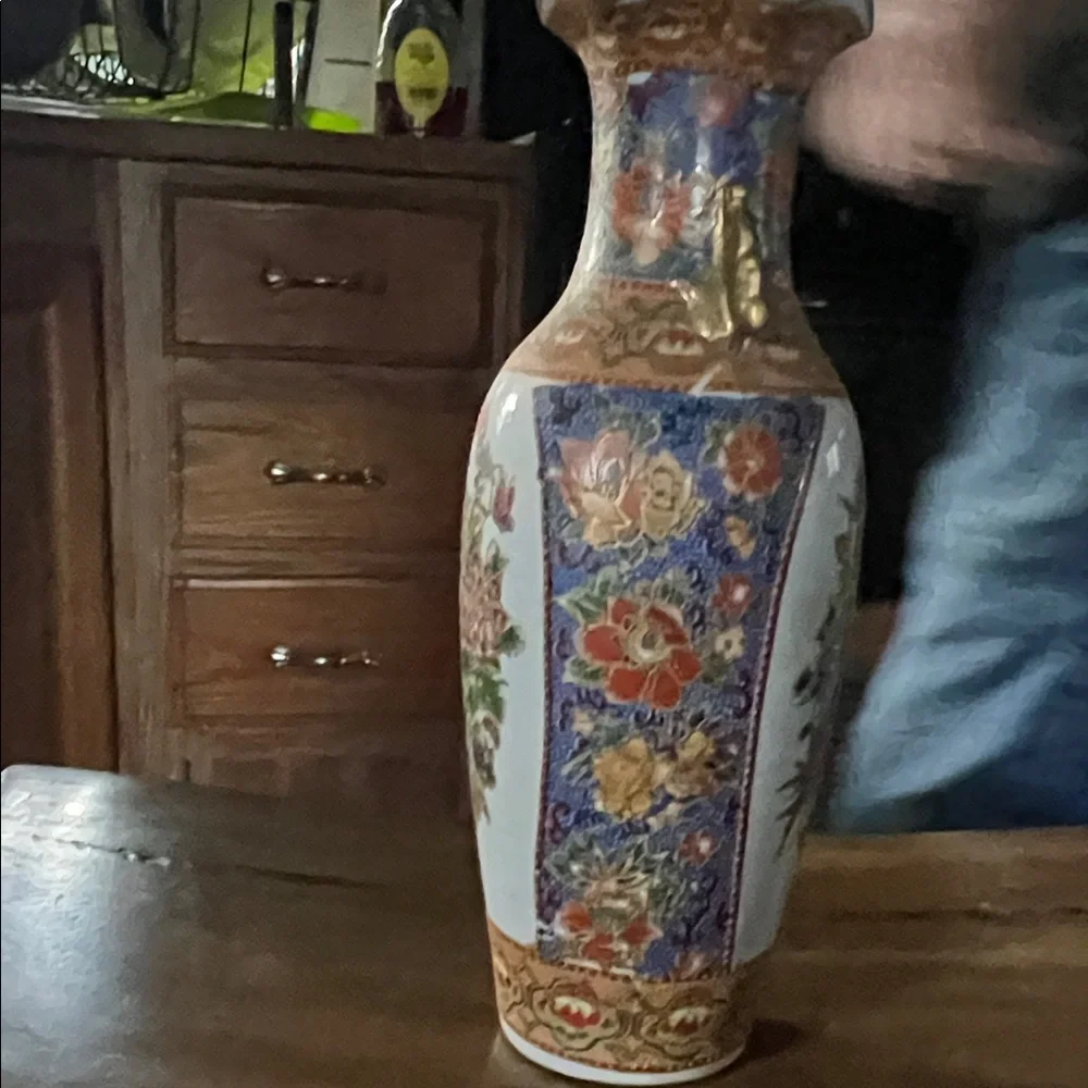 Elegant Handpainted Multicolor Porcelain Vase with Bird Motif - Picture 3 of 9